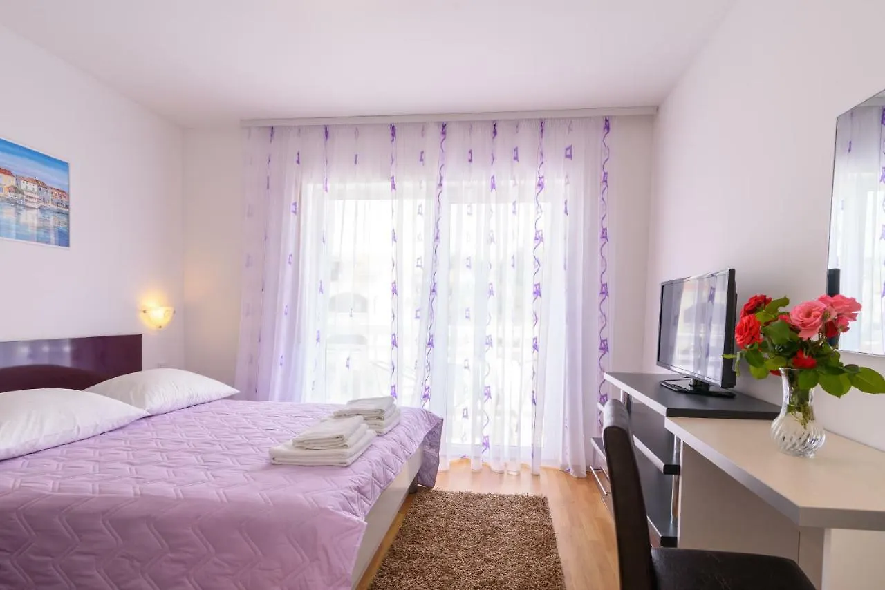 Apartments Mijo Trogir 0*,